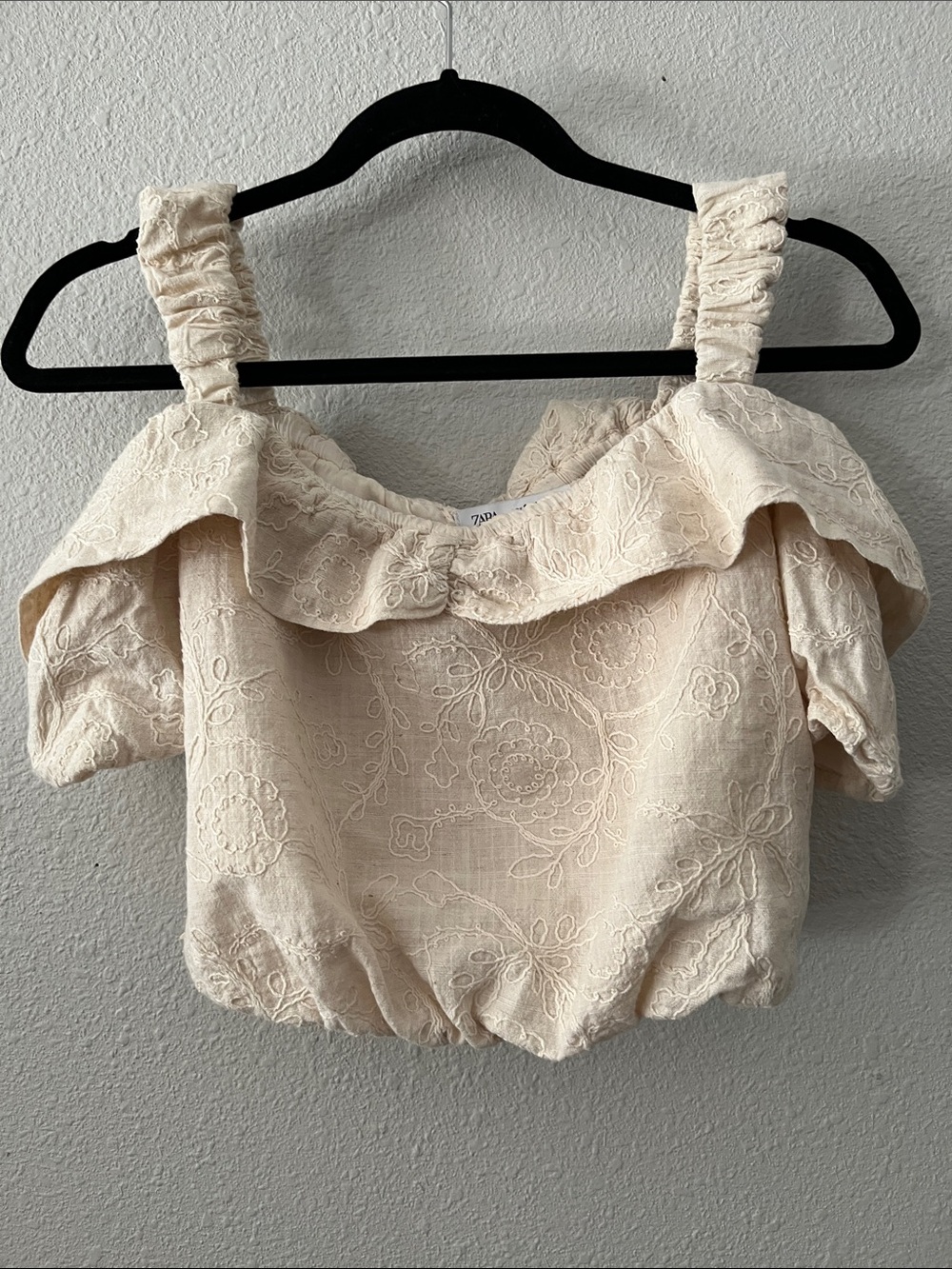 Zara Cream Embroidered Off-Shoulder Crop Top
Fully lined
Sz 14